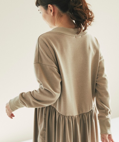 and R（アンドアール）の「ハイネックドッキングギャザーワンピース（ワンピース・レディース・ベージュ/アイボリー・FREE）」の8枚目の写真