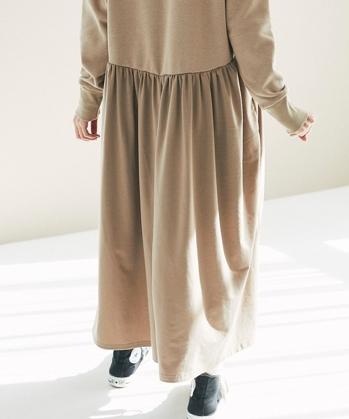 and R（アンドアール）の「ハイネックドッキングギャザーワンピース（ワンピース・レディース・ベージュ/アイボリー・FREE）」の10枚目の写真