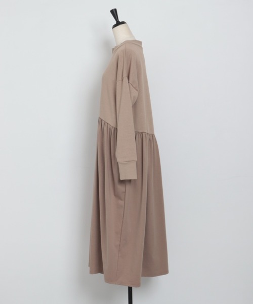 and R（アンドアール）の「ハイネックドッキングギャザーワンピース（ワンピース・レディース・ベージュ/アイボリー・FREE）」の4枚目の写真