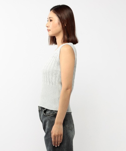 UNRELISH（アンレリッシュ）の「ケーブルUネックノースリーブニット（ニット/セーター・レディース・アイボリー/モカ/ライトブルー・MEDIUM）」の6枚目の写真