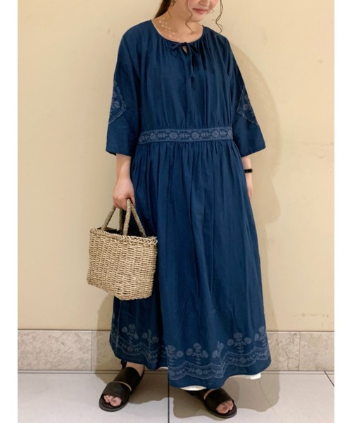 Samansa Mos2（サマンサ モスモス）の「お花刺繍ワンピース（ワンピース・レディース・ブルー/ベージュ/ダークブラウン・ﾌﾘ-）」の3枚目の写真