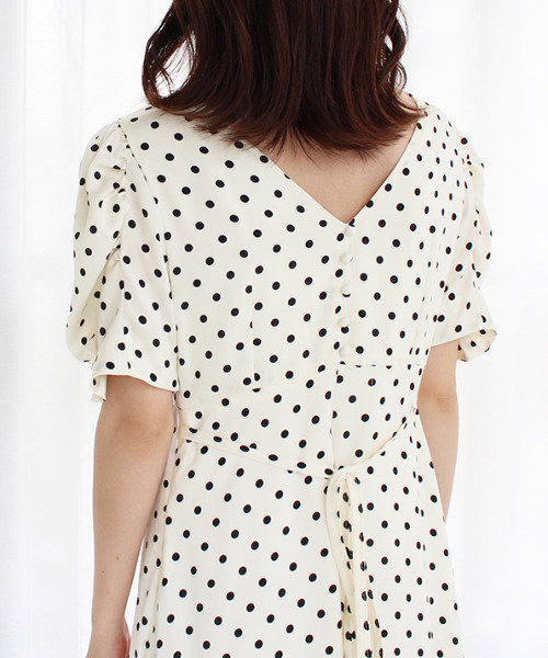 MODE ROBE（モードローブ）の「パフショルダ―ドットワンピース（ワンピース・レディース・ブラック/アイボリー・FREE）」の10枚目の写真
