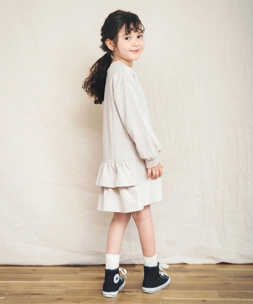 BRANSHES（ブランシェス）の「【WEB限定】バック裾フリルデザイン長袖ワンピース（ワンピース・キッズ・チャコールグレー/ライトベージュ/ラベンダー/ピンク・110/120/130/140/100/150）」の3枚目の写真