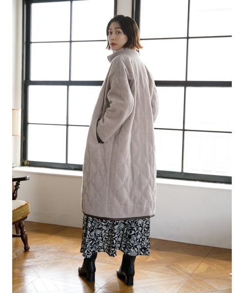 koe(コエ)の「合皮パイピングキルティング中綿コート*(ステンカラーコート・レディース・グレイッシュベージュ/オフホワイト・FREE)」の7枚目の写真