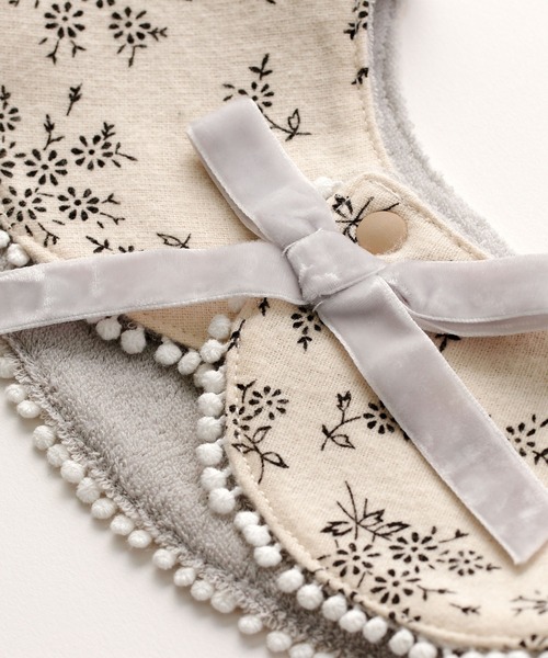 D.fesense（ディーフェセンス）の「花柄ビブ＆ブルマセット（その他・キッズ・モカ/オフホワイト・FREE）」の7枚目の写真