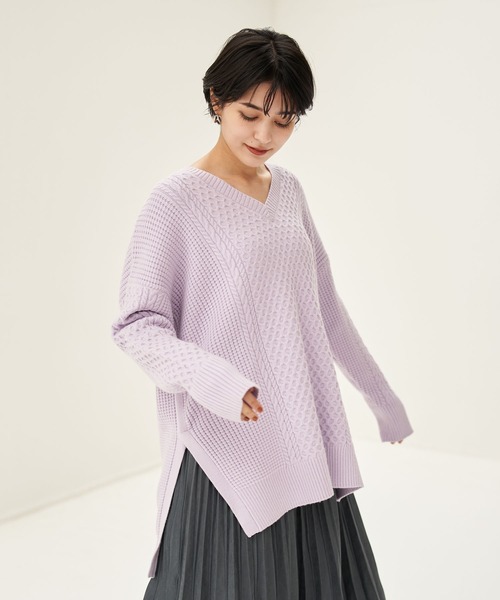 YECCA VECCA（イェッカヴェッカ）の「・Vネックケーブルニットチュニック＊（ニット/セーター・レディース・アイボリー/チャコールグレー/モカ/ラベンダー・FREE）」の4枚目の写真