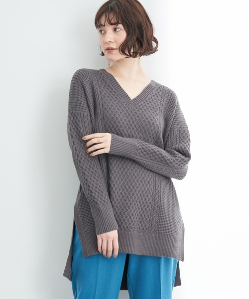 YECCA VECCA（イェッカヴェッカ）の「・Vネックケーブルニットチュニック＊（ニット/セーター・レディース・アイボリー/チャコールグレー/モカ/ラベンダー・FREE）」の3枚目の写真