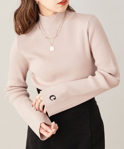 Chico(チコ)の「袖刺繍ハイネックリブニット(ニット/セーター・レディース・ホワイト/ブラック/ブルー/グレイッシュベージュ/ホワイト系その他2/ブラック系その他2/グレー系その他2/ブラウン系その他2/ホワイト系その他・FREE)」の8枚目の写真