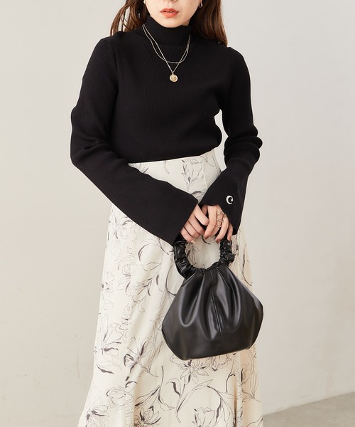 Chico(チコ)の「袖刺繍ハイネックリブニット(ニット/セーター・レディース・ホワイト/ブラック/ブルー/グレイッシュベージュ/ホワイト系その他2/ブラック系その他2/グレー系その他2/ブラウン系その他2/ホワイト系その他・FREE)」の14枚目の写真