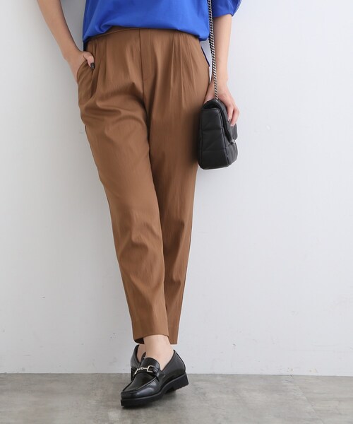 INDIVI（インディヴィ）の「◆【褒められパンツ/洗える】タックテーパードパンツ（その他パンツ・レディース・チャコールグレー/ライトグリーン系/ベビーピンク/ライトブルー/ブラック/オリーブ/ライトパープル/ブラウン系その他/ブルー系5/カーキ系3/ホワイト系/レッド系1/ダークグリーン/モスグリーン/ブラウン系/パープル系4・38/13/19/03/12/05/34/42/36/40/15 /17）」の5枚目の写真