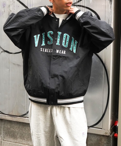 VENCEEXCHANGE（ヴァンスエクスチェンジ）の「VISION STREET WEAR　ビジョンストリートウエア ナイロンカレッジロゴスタジャン　　オーバーサイズ/ビッグシルエット/アメカジ/ストリート/（スタジャン・メンズ・ブラック/グリーン/ブルー/オフホワイト・M/L）」の7枚目の写真