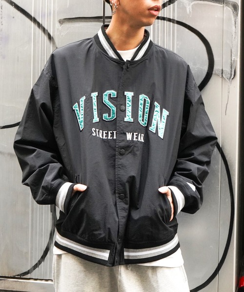VENCEEXCHANGE（ヴァンスエクスチェンジ）の「VISION STREET WEAR　ビジョンストリートウエア ナイロンカレッジロゴスタジャン　　オーバーサイズ/ビッグシルエット/アメカジ/ストリート/（スタジャン・メンズ・ブラック/グリーン/ブルー/オフホワイト・M/L）」の5枚目の写真