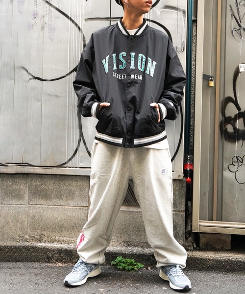 VENCEEXCHANGE（ヴァンスエクスチェンジ）の「VISION STREET WEAR　ビジョンストリートウエア ナイロンカレッジロゴスタジャン　　オーバーサイズ/ビッグシルエット/アメカジ/ストリート/（スタジャン・メンズ・ブラック/グリーン/ブルー/オフホワイト・M/L）」の6枚目の写真