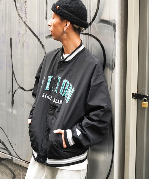 VENCEEXCHANGE（ヴァンスエクスチェンジ）の「VISION STREET WEAR　ビジョンストリートウエア ナイロンカレッジロゴスタジャン　　オーバーサイズ/ビッグシルエット/アメカジ/ストリート/（スタジャン・メンズ・ブラック/グリーン/ブルー/オフホワイト・M/L）」の9枚目の写真