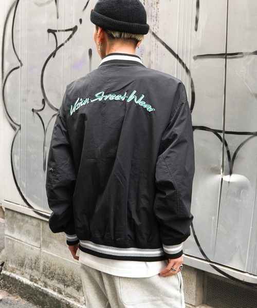 VENCEEXCHANGE（ヴァンスエクスチェンジ）の「VISION STREET WEAR　ビジョンストリートウエア ナイロンカレッジロゴスタジャン　　オーバーサイズ/ビッグシルエット/アメカジ/ストリート/（スタジャン・メンズ・ブラック/グリーン/ブルー/オフホワイト・M/L）」の8枚目の写真