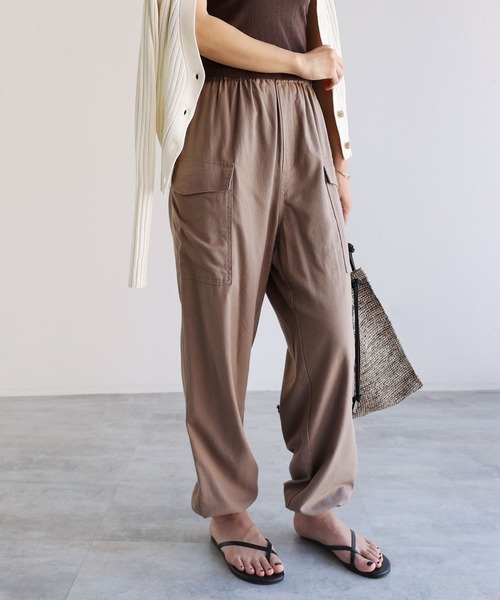 andme（アンドミー）の「リネン混ドロストイージーカーゴパンツ（カーゴパンツ・レディース・ライトカーキ/グレイッシュベージュ/キナリ/ブラウン/ブラック・M/L）」の4枚目の写真