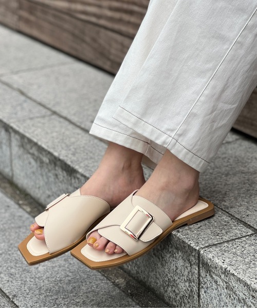 Chez toi（シェトワ）の「バックルフラットサンダル（サンダル・レディース・ブラック/オフホワイト・S/M/L）」の2枚目の写真