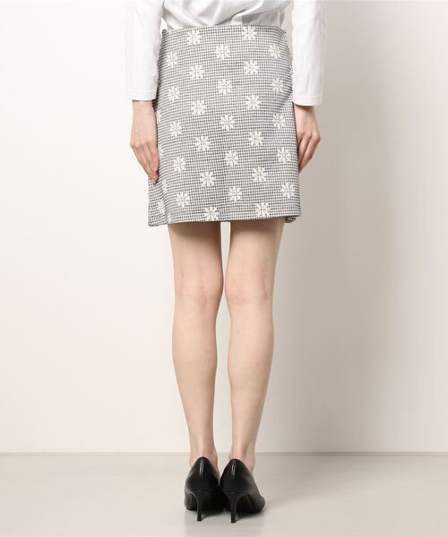 épine ミニスカート epine（エピヌ）の「gingham flower mini skirt（スカート