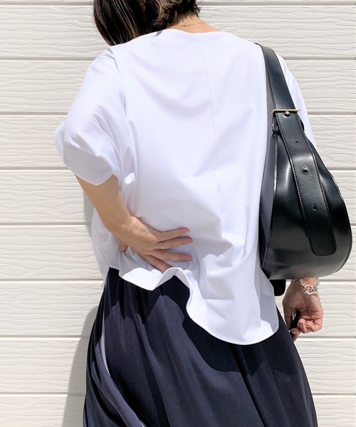 Q(キュー)の「エアリーラウンドT(Tシャツ/カットソー・レディース・ホワイト/ブラック/ワインレッド・MEDIUM)」の5枚目の写真