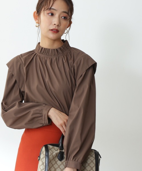 N.（N. Natural Beauty Basic）（エヌエヌナチュラルビューティーベーシック）の「◆ラッフルネックショルダータックブラウス（シャツ/ブラウス・レディース・ブルー系その他/ダークブラウン/クリーム・MEDIUM）」の2枚目の写真