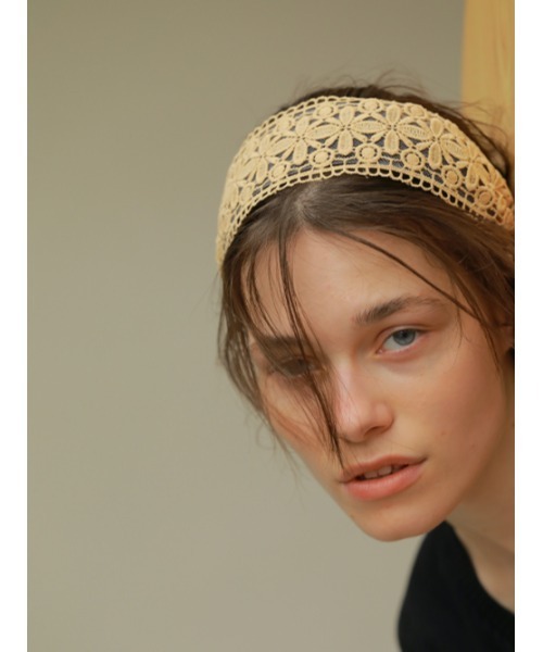 AMAIL(アマイル)の「Mature hedband(カチューシャ・レディース・ベージュ・FREE)」の2枚目の写真