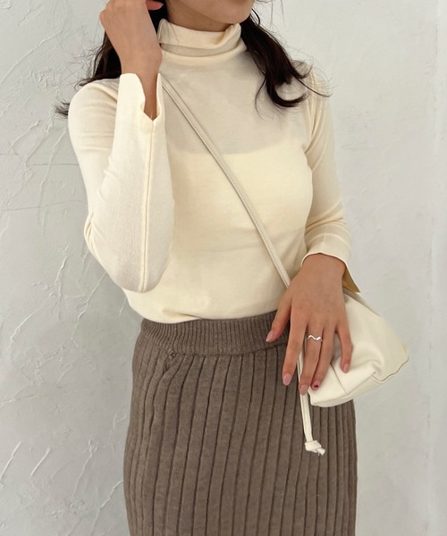 Lamoa（ラモア）の「Lamoa/ハイネック リブニット セーター（ニット/セーター・レディース・ホワイト/ブラウン/グリーン/ピンク/レッド/ベージュ/パープル/イエロー/ブルー/アイボリー/ブラック・FREE）」の3枚目の写真