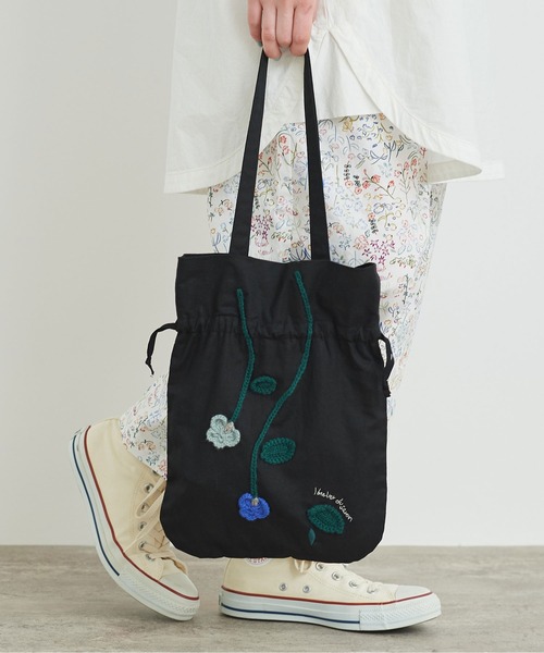 l'atelier du savon（アトリエドサボン）の「かぎ針刺繍　ブーケのような巾着バッグ（ハンドバッグ・レディース・ブルー/ブラック/ホワイト・FREE）」の3枚目の写真