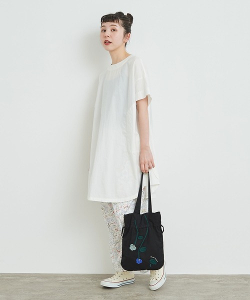 l'atelier du savon（アトリエドサボン）の「かぎ針刺繍　ブーケのような巾着バッグ（ハンドバッグ・レディース・ブルー/ブラック/ホワイト・FREE）」の12枚目の写真