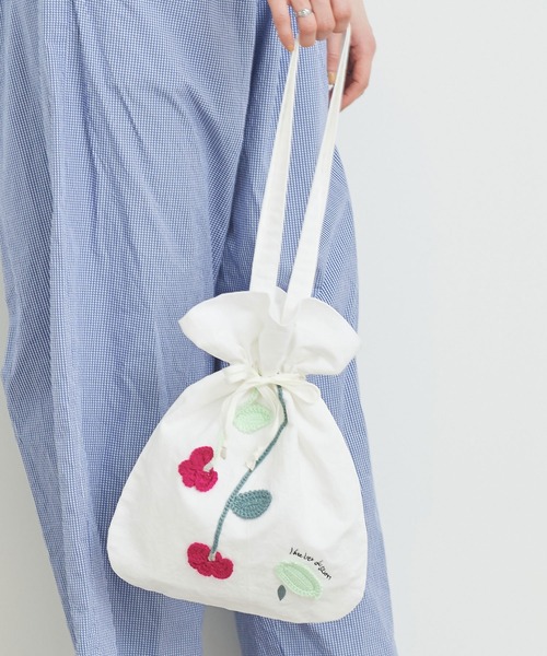 l'atelier du savon（アトリエドサボン）の「かぎ針刺繍　ブーケのような巾着バッグ（ハンドバッグ・レディース・ブルー/ブラック/ホワイト・FREE）」の5枚目の写真