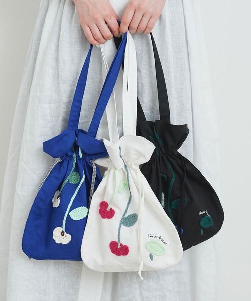 l'atelier du savon（アトリエドサボン）の「かぎ針刺繍　ブーケのような巾着バッグ（ハンドバッグ・レディース・ブルー/ブラック/ホワイト・FREE）」の4枚目の写真