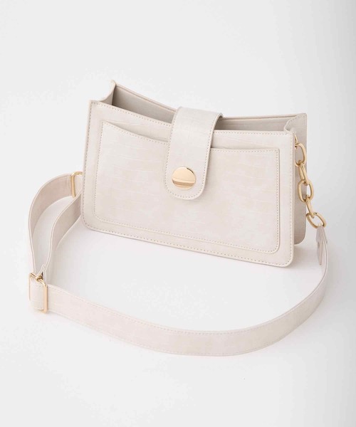 one after another NICE CLAUP（ワンアフターアナザーナイスクラップ）の「コーディネートのアクセントになる。クロコショルダーバック（ショルダーバッグ・レディース・アイボリー/ブラック・FREE）」の2枚目の写真