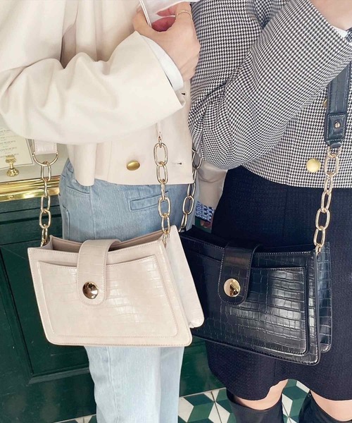 one after another NICE CLAUP（ワンアフターアナザーナイスクラップ）の「コーディネートのアクセントになる。クロコショルダーバック（ショルダーバッグ・レディース・アイボリー/ブラック・FREE）」の19枚目の写真