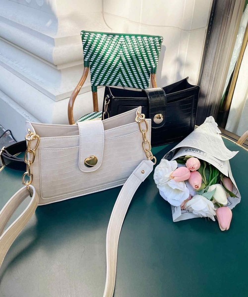 one after another NICE CLAUP（ワンアフターアナザーナイスクラップ）の「コーディネートのアクセントになる。クロコショルダーバック（ショルダーバッグ・レディース・アイボリー/ブラック・FREE）」の20枚目の写真