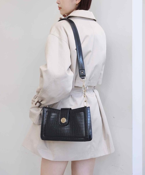 one after another NICE CLAUP（ワンアフターアナザーナイスクラップ）の「コーディネートのアクセントになる。クロコショルダーバック（ショルダーバッグ・レディース・アイボリー/ブラック・FREE）」の10枚目の写真