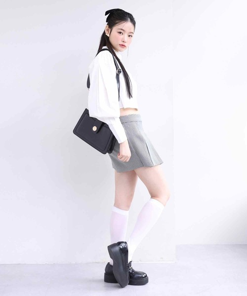 one after another NICE CLAUP（ワンアフターアナザーナイスクラップ）の「コーディネートのアクセントになる。クロコショルダーバック（ショルダーバッグ・レディース・アイボリー/ブラック・FREE）」の13枚目の写真