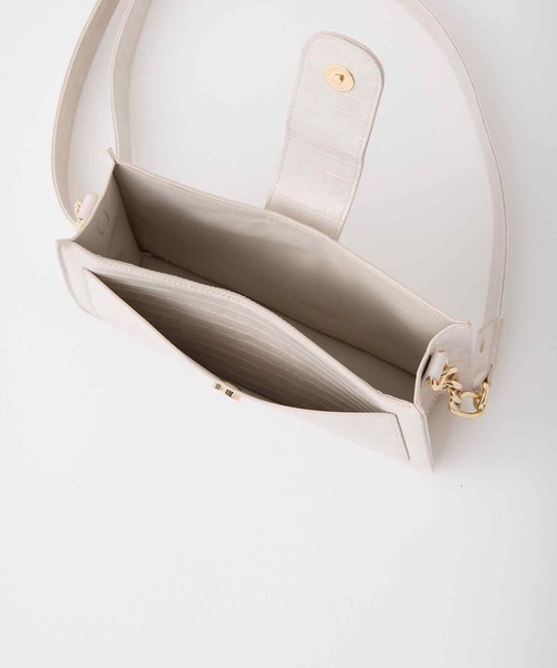 one after another NICE CLAUP（ワンアフターアナザーナイスクラップ）の「コーディネートのアクセントになる。クロコショルダーバック（ショルダーバッグ・レディース・アイボリー/ブラック・FREE）」の22枚目の写真