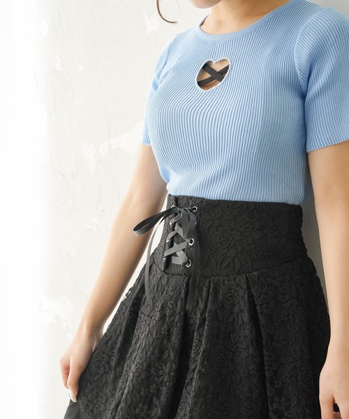 Diable baiser(ディアブルベーゼ)の「バストハート開きクルーネックリブ半袖ニットトップス(Tシャツ/カットソー・レディース・ブラック/ホワイト/サックスブルー/チェリーピンク・FREE)」の3枚目の写真
