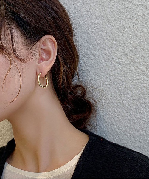 LOPASS(ロパス)の「レトロなフープピアス(ピアス(両耳用)・レディース・シルバー/ゴールド・S/M/L)」の4枚目の写真