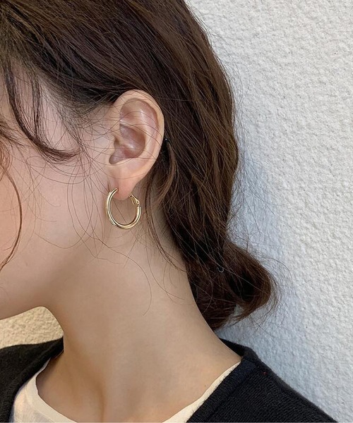 LOPASS(ロパス)の「レトロなフープピアス(ピアス(両耳用)・レディース・シルバー/ゴールド・S/M/L)」の9枚目の写真