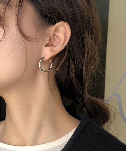 LOPASS(ロパス)の「レトロなフープピアス(ピアス(両耳用)・レディース・シルバー/ゴールド・S/M/L)」の8枚目の写真