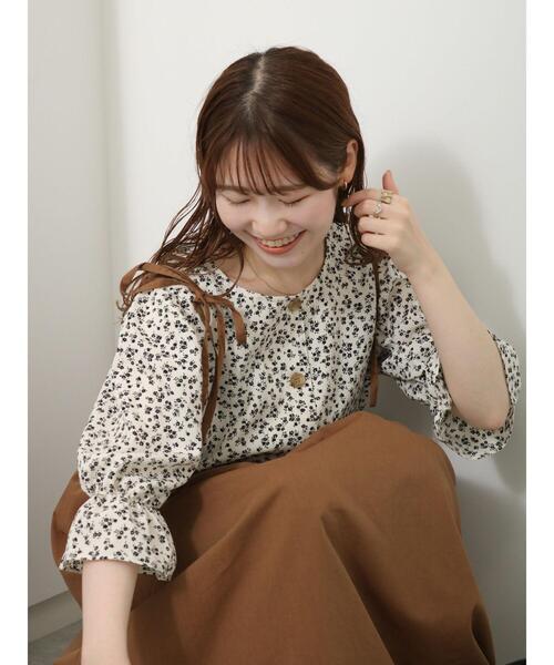 パピヨンフラワープリント パフスリーブブラウス｜トゥモローランド