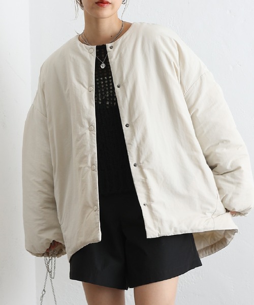 COLONY 2139（コロニートゥーワンスリーナイン）の「サイドZIPノーカラー中綿ジャケット（ダウンジャケット/コート・レディース・カーキ/アイボリー/ブラック・FREE）」の4枚目の写真