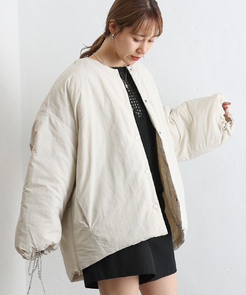 COLONY 2139（コロニートゥーワンスリーナイン）の「サイドZIPノーカラー中綿ジャケット（ダウンジャケット/コート・レディース・カーキ/アイボリー/ブラック・FREE）」の5枚目の写真