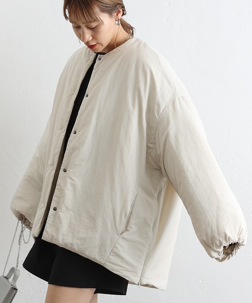 COLONY 2139（コロニートゥーワンスリーナイン）の「サイドZIPノーカラー中綿ジャケット（ダウンジャケット/コート・レディース・カーキ/アイボリー/ブラック・FREE）」の8枚目の写真