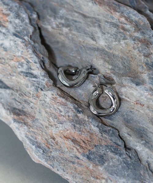 JEANASIS（ジーナシス）の「【ステンレス】ツイストフープピアス/992942（ピアス（両耳用）・レディース・シルバー/ゴールド・FREE）」の2枚目の写真