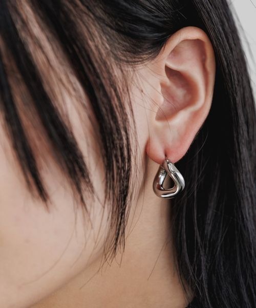 JEANASIS（ジーナシス）の「【ステンレス】ツイストフープピアス/992942（ピアス（両耳用）・レディース・シルバー/ゴールド・FREE）」の4枚目の写真