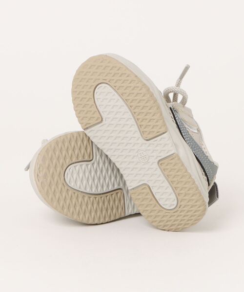 shoes365（シューズスリーシックスファイヴ）の「【shoes365】子供用メッシュデザインスニーカー（スニーカー・キッズ・ベージュ/グレー・13.0cm/13.5cm/14.0cm/15.0cm/15.5cm）」の4枚目の写真