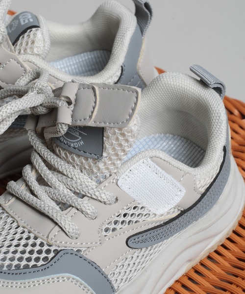 shoes365（シューズスリーシックスファイヴ）の「【shoes365】子供用メッシュデザインスニーカー（スニーカー・キッズ・ベージュ/グレー・13.0cm/13.5cm/14.0cm/15.0cm/15.5cm）」の7枚目の写真