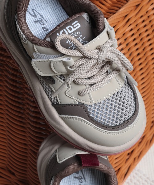 shoes365（シューズスリーシックスファイヴ）の「【shoes365】子供用メッシュデザインスニーカー（スニーカー・キッズ・ベージュ/グレー・13.0cm/13.5cm/14.0cm/15.0cm/15.5cm）」の11枚目の写真