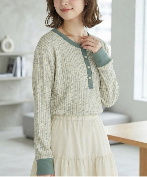 JEMORGAN（ジェーイーモーガン）の「【JEMORGAN / ジェーイーモーガン】花柄ワッフル クレリックヘンリーネックロンＴ レディース 長袖 カットソー(PACK入り)（Tシャツ/カットソー・レディース・ブルー系1/ピンク系1/パープル系1/ブルー系2・F）」の2枚目の写真